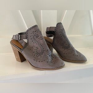 Maurice’s Closed Toe Western Bootie Laser Cut Grey Thick Heel 8.5 Damaged